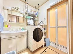 お出かけ前の身だしなみに一歩差がつく三面鏡。
