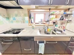 手元は隠しながら、 リビングとも会話できるセミオープンキッチン。
