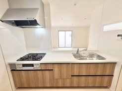 清潔感あふれる空間に、温かみのある木目調のキャビネットが調和します