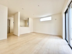 広々とした空間に、心地よい光が満ちています。