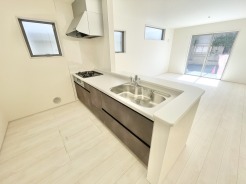 白い空間に自然光が心地よく広がる、穏やかな暮らしがはじまる場所