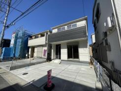 澄んだ空の下、新しい暮らしを予感させる整然とした佇まい。