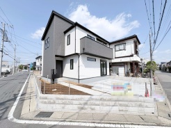 モダンな外観が印象的な、心地よい暮らしが広がる邸宅。