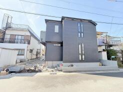 モダンな外観が印象的な、新しい暮らしが始まる住まい。