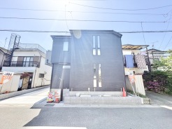 日差しを浴びて、清々しい空気に満ちた穏やかな佇まい