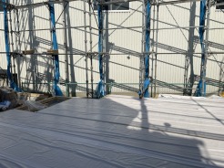 日差しが作る影が、空間に奥行きとリズムを生み出しています