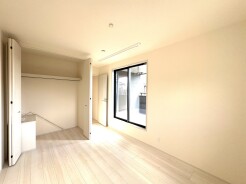 無駄な要素を削ぎ落としたシンプルな内装が、住まう人の個性を引き立てる穏やかな空間を演出します。