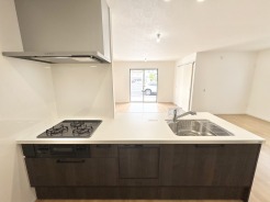 広々とした空間に、洗練されたキッチンがお出迎え