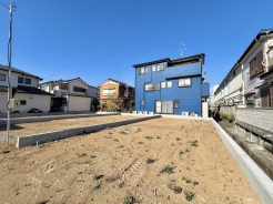 幹線道路から１本入った現地は、想像以上に静かに感じられます。
