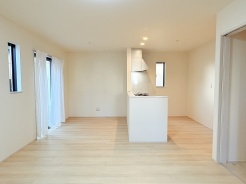 耐震等級３・ZEH水準で安心してお住まいになれる新築戸建です。
現地のご見学や資金計画のご相談などもお任せください。