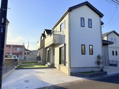 南側に駐車スペースと庭を配置し明るいLDKが特徴のD号棟です。