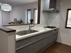 洗練されたデザインと機能性が調和した、心地よい空間。