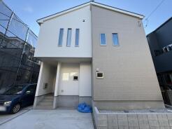 モダンな外観が街並みに調和し、落ち着きある暮らしを予感させる住まい。