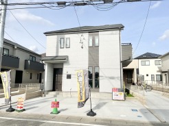 穏やかな空の下、落ち着いた佇まいの住まい