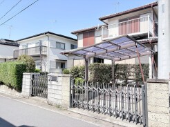 日差しを浴びて静かに佇む、穏やかな住まい。