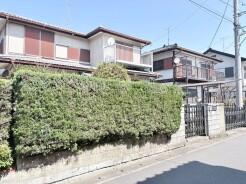 緑豊かな生垣が、穏やかな暮らしの始まりを予感させます。