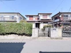 緑豊かな生垣が、穏やかな暮らしをそっと包み込みます。