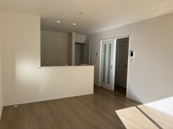 柔らかな日差しが広がり、穏やかな時間が流れる空間。