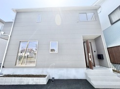 窓から望む街並みが、穏やかな日常を予感させる住まい