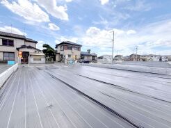 車通りの少ない閑静な住宅地、のびのびした子育てに適します。
