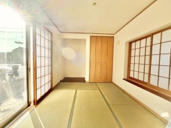 和の趣を感じる、穏やかな光に包まれた空間。