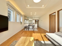 広々とした空間に、心地よい光と木の温もりが満ちています。