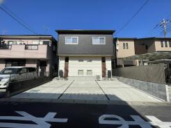 二世帯住宅、整然とした街並みに調和する、落ち着いた佇まい。