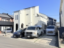 カースペース並列３台＋１台駐車可能です。