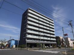 開放感あふれる空の下、静かに佇むモダンな建物