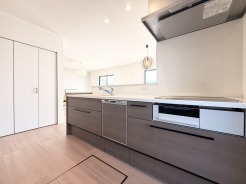 洗練されたデザインが、空間に落ち着きと奥行きをもたらします。