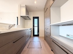 洗練された木目調が、空間に温もりと落ち着きをもたらします