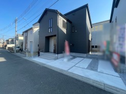 モダンな外観が都市の風景に溶け込む、洗練された佇まい。