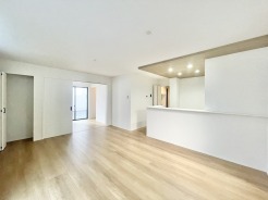 温かみのある床材と、天井の木目調デザインが心地よい空間