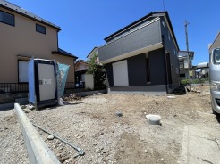 落ち着いた佇まいの建物と、これからの暮らしを自由に描き出せるゆとりある敷地が魅力です。