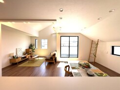 心地よい採光と温もりある空間が、日々の暮らしに穏やかな彩りを添えます。