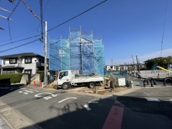 青空の下、未来への期待が膨らむ建設現場