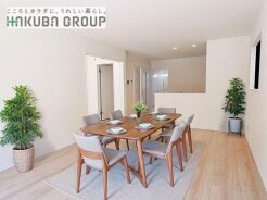 16.31帖洋室

※本画像はCGで作成しており、実際に現地に家具は置かれておりません。また、価格に家具は含まれておりません。
