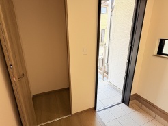 玄関の収納の様子。コート類などをかけるのにも便利です。