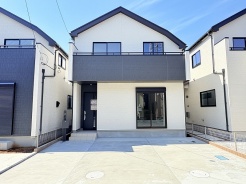 カースペースは並列で2台に加えて自転車なども置けます。
所有されているお車が入るかなども確認しますのでお気軽にご相談ください。