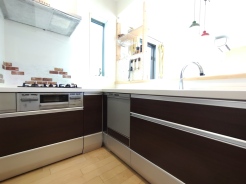 使いやすいＬ字型のシステムキッチンは、足元まで収納たっぷりです