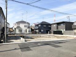 青空の下、新しい暮らしが始まる静かな街並み