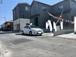 青空とカラフルな旗が、開放感あふれる街並みに彩りを添えています。