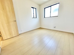 木目の温もりが心地よい、穏やかな空間が広がります。