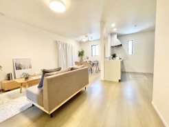 温かみのある木目と白が調和する、心地よい居住空間