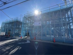 2.2現在 清々しい空の下、建築中の住まいの骨格が力強く姿を現しています。