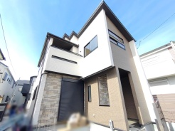 モダンなデザインが街並みに映える、開放感あふれる住まい。