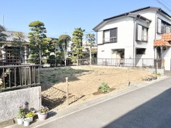 澄んだ青空の下、緑豊かな木々に囲まれた穏やかな空間