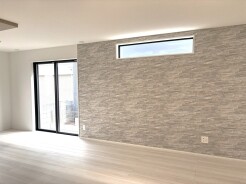 洗練された石調の壁がお部屋に奥行きと落ち着きをもたらします