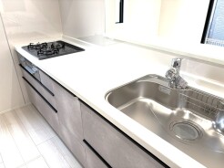 清潔感と機能性を兼ね備えた、心地よいキッチン空間