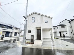 周囲の街並みと調和する、清潔感のある洗練された外観が日々の暮らしに心地よさをもたらします。